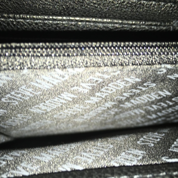 Steve Madden Signature Black & White Wristlet 8x6 - Picture 4 of 4